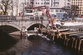 Betongbil vid Storbron leverarar betong till gjutning, 1990-tal