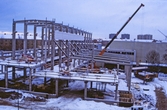 Lyftkran får byggelementen på plats, 1990-tal