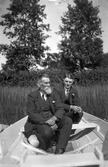 Ivar Belfrage och Alfred Brämberg i roddbåt