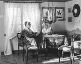 Elsa Lundh och Iris Görevall i Ytterbystugan