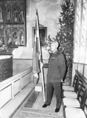 Harald Pettersson tar emot Svenska Flaggan i Täby Kyrka