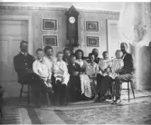 Familjen Thunholm i salen Ensta krogs flygel