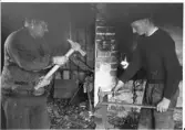 Arthur och Alvar Gustavsson i smedjan, Hägernäs gård