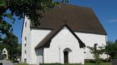 Täby kyrka, södra sidan med vapenhuset