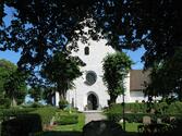 Täby kyrka västra gaveln med stora entrén