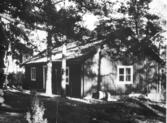 Hägernäs kvarnstugan flyttad till Vretvägen 3,  1957