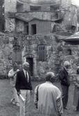 Styrelsen sammanträder på Rånäs slott juni 1990. Mörby slottsruin besöks före sammanträdet. Roland Karlsson, Fasterna hembygdsförening berättar om ruinen.