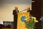 Avtackning av kommunfullmäktiges ordförande för hans ordförandeskap vid årsmötet i Huddinge 2001. Nils Jansson.