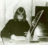 Beredskapsarbetaren Lasse Scotte katalogiserar i Husby-Ärlinghundra hembygdsgård november 1979.