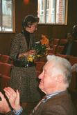 George Geeber blir hedersledamot vid årsmötet i Nacka 1997 och lämnar blommorna till fru Anne-Marie.