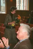 George Geeber blir hedersledamot vid årsmötet i Nacka 1997 och lämnar blommorna till fru Anne-Marie.