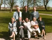 Stående från vänster: Einar Gustafsson vice ordf., Kurt Nilsson, Landstingets kulturchef, Nils Sjöström, ordf., Ingrid Källberg, Sixten Källberg, kassör, Kjell Nilsson, konsulent, fru Gustafsson, Anna-Greta Sjöström.