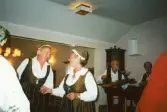 Ekerö hembygdsdräkt jubilerar 2004.