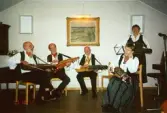 Ekerö hembygdsdräkt jubilerar 2003.