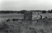 Sållning vid Hölö kyrkoruin 1988.