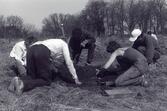 Enhörna hembygdsförening undersöker Husby backe i maj 1986.