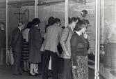 Hembygdsförbundets studiebesök på utställningen Båtgravar från Vendel, Valsgärde och Sutton Hoo! på Historiska museet 28/4 och 5/5 1980.