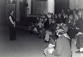 Hembygdsförbundets studiebesök på utställningen Båtgravar från Vendel, Valsgärde och Sutton Hoo! på Historiska museet 28/4 och 5/5 1980.