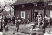 Vårutflykt 6 maj 1984. Vid Tolvmansgården i Rimbo.