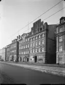 FÖRSÄLJARE MED BILEN VID KUNGLIGA TENNISHALLEN, DOMARSTOL
EXTERIÖR