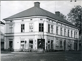 Arboga sf, kv. Helge And.
Hörnet Rådhusgatan-Järntorget, slutet 1960-talet.