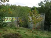 En betongkonstruktion, invändigt täckt med graffiti, vid Soabs industrianläggning i Mölndals Kvarnby, år 2007. Till höger om den även en cistern.  Anläggningen användes vid fototillfället av Hexion Speciality Chemicals Sweden AB.