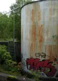 En cistern med lite graffiti vid Soabs industrianläggning i Mölndals Kvarnby, år 2007. Anläggningen användes vid fototillfället av Hexion Speciality Chemicals Sweden AB.