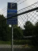 En parkeringsskylt bakom ett stängsel med taggtråd vid Soabs industrianläggning i Mölndals Kvarnby, år 2007. Industribyggnad i bakgrunden. Anläggningen användes vid fototillfället av Hexion Speciality Chemicals Sweden AB.