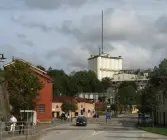Vy från Kvarnbygatan, över Gamla torget, mot Soabs industrianläggning i Mölndals Kvarnby, år 2007. Vid fototillfället användes anläggningen av Hexion Speciality Chemicals Sweden AB.