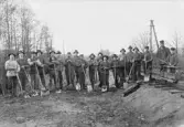 Skåne. Hässleholm.
Rallarelag vid dubbelspårsbyggandet på linjen mellan Hässleholm och Sösdala.
Fotot togs på hösten 1903. Upptecknaren, Herman Nilsson Hässleholm, är tredje man från vänster.