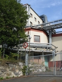 Industribyggnad vid Soabs industrianläggning i Mölndals Kvarnby, år 2007. På utsidan av byggnaden löper ett flertal rör. Anläggningen användes vid fototillfället av Hexion Speciality Chemicals Sweden AB.