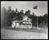 Hus och flaggstång. Hult, Nat.
Ur Gustaf Åhmans samling.