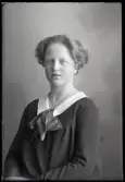 Kvinnoporträtt. Signe Larsson, Kyrkskolan.
Ur Gustaf Åhmans samling.