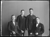 Grupporträtt. Nat. Engström, Tomtebo, Hallstahammar.
Ur Gustaf Åhmans samling.