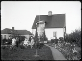 Grupporträtt i trädgård. Trädgårdsmästare Ekstrand, Kolbäck.
Ur Gustaf Åhmans samling.