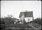 Grupporträtt i trädgård. Trädgårdsmästare Ekstrand, Kolbäck.
Ur Gustaf Åhmans samling.