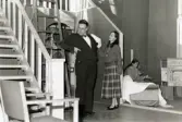 En manlig och en kvinnlig skådespelare in action på scenen. I bakgrunden ses en annan kvinna, troligtvis i gamla Teaterhuset (i gamla Missionskyrkan), okänt årtal.