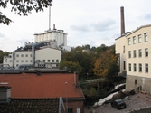 Vy från Royens gata, över hustak, mot industribyggnader vid Soabs industrianläggning i Mölndals Kvarnby, år 2007. Anläggningen användes vid fototillfället av Hexion Speciality Chemicals Sweden AB.