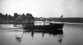 Motorbåt i hamninloppet