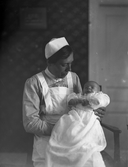 Barnsköterska med lite baby