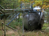 En tank ute i terrängen vid Soabs industrianläggning i Mölndals Kvarnby, år 2007. Anläggningen användes vid fototillfället av Hexion Speciality Chemicals Sweden AB.
