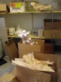 Ett förrådsutrymme med diverse kartonger och föremål. Interiörfotografi från byggnad vid Soabs industrianläggning i Mölndals Kvarnby, år 2007. Anläggningen användes vid fototillfället av Hexion Speciality Chemicals Sweden AB.