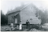Irsta sn, Västerås kn, Gäddeholm.
Familjen Andersson utanför bostaden i Malmen, 1913.