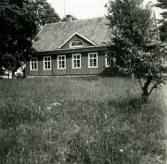 Mangårdsbyggnad med tympanon i Hedersrum.