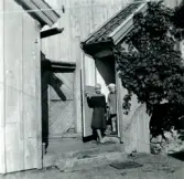 Två flickor vid Hullgrenska gården i Pataholm.