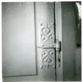 Arboga sf. 
Skepparegränd. Gångjärnsbeslag till invändig dörr.