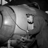 Lars Stenberg arbetar med montering av Tunnans nosparti 17 maj år 1950