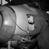 Lars Stenberg arbetar med montering av Tunnans nosparti 17 maj år 1950