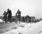 Cyklister vid SAABs entré i Linköping