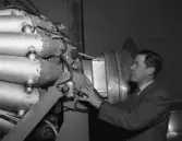 Ingenjör Tore Lindberg vid en av de fyra reamotorerna vid provkörningen vid Saabs reavindstunnel